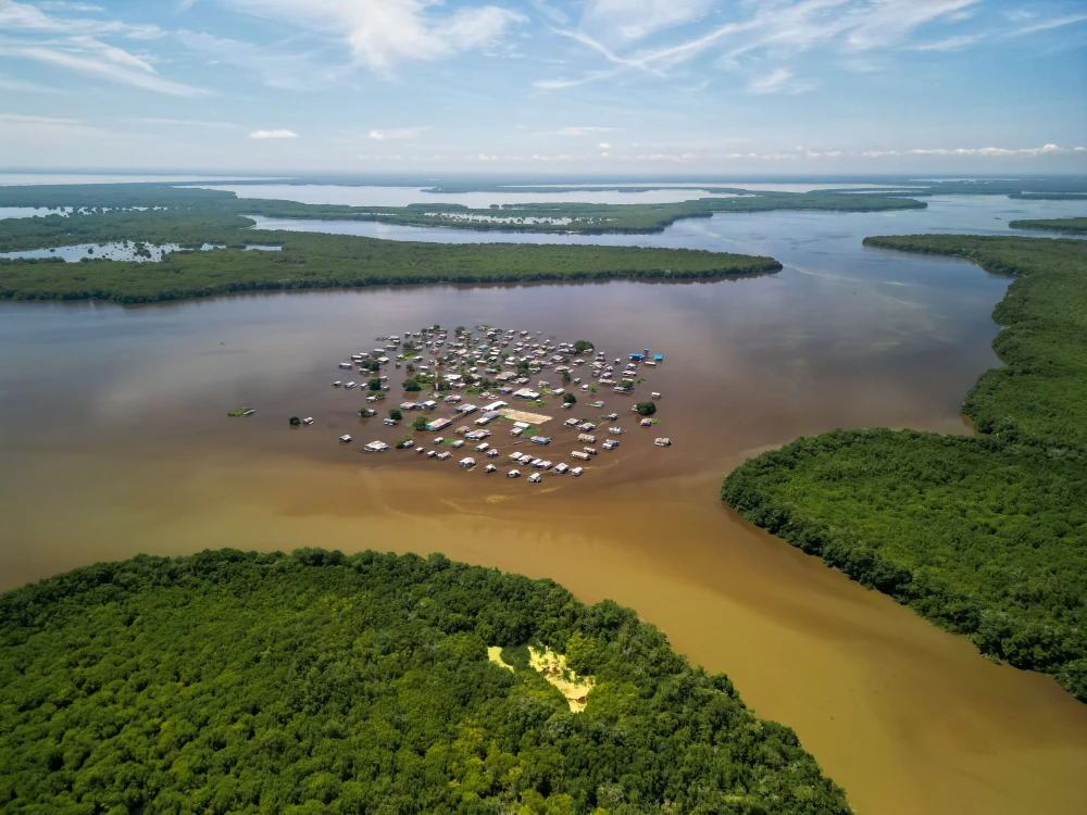 Explora los Pueblos Palafitos en Pontón de Lujo